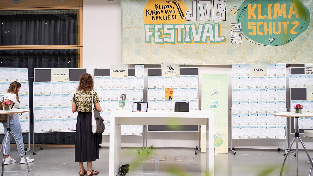 Jobwand mit hunderten grünen Jobs, Studiengängen und Ausbildungsplätzen