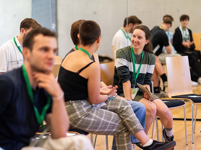 Gemischte Gruppe junger Menschen in einem Workshop