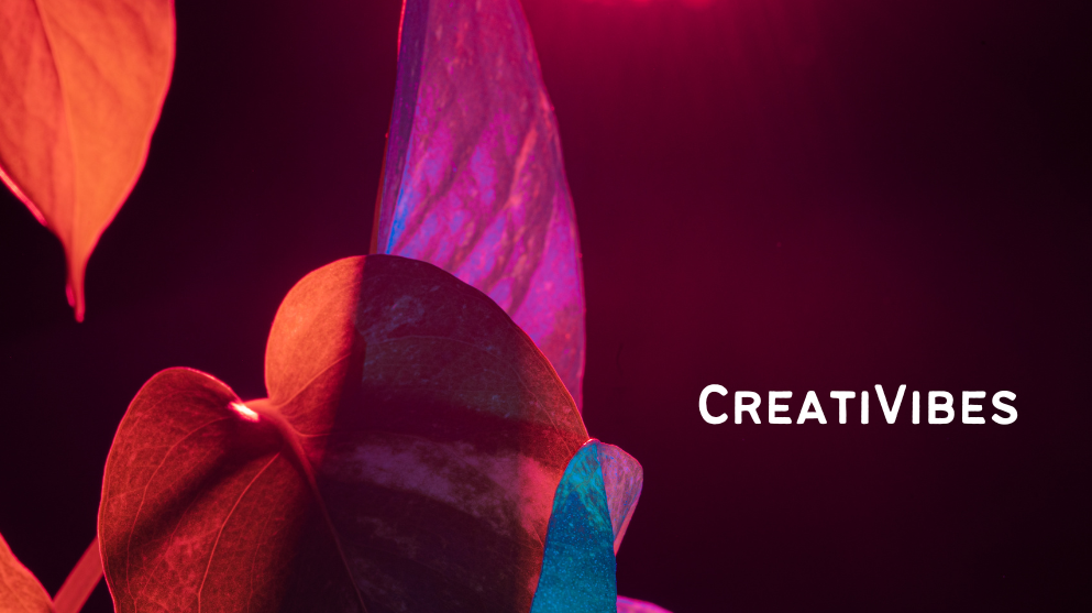 Abstrakte Pflanzenkunst mit Schriftzug CreatiVibes