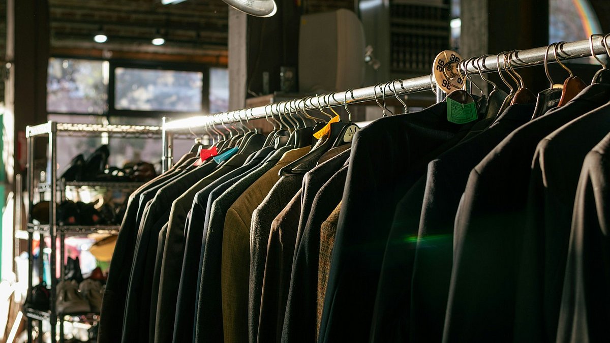 Kleidungsstücke hängen auf einer Stange