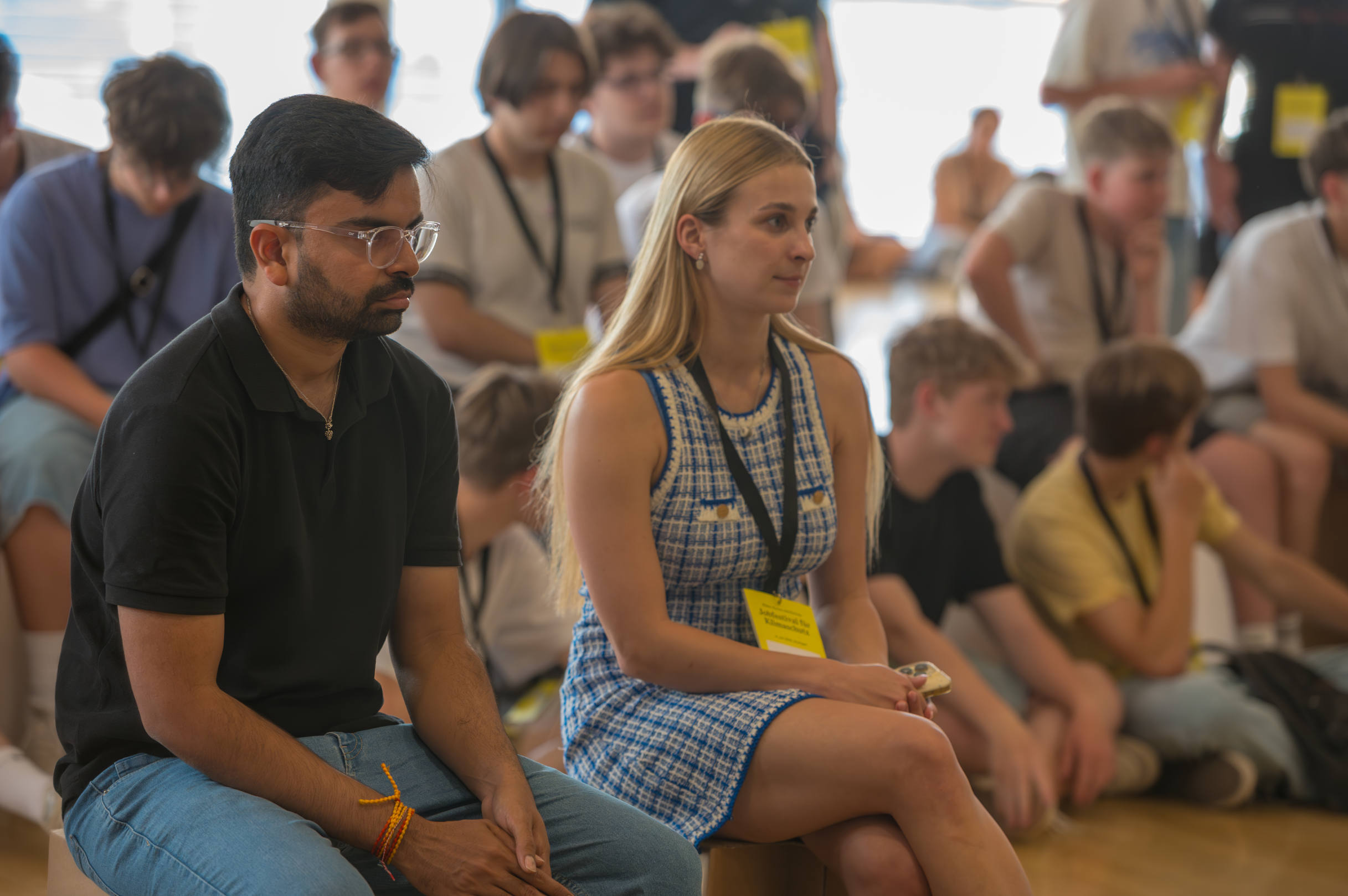 Jugendliche hören zu