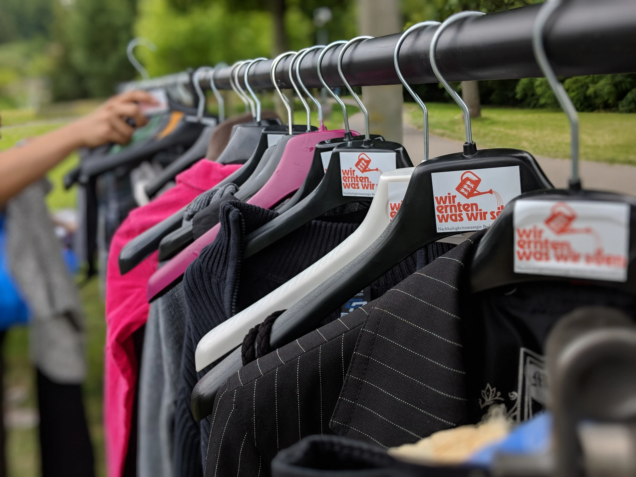 Kleider auf Kleiderbügel hängen an einer Kleiderstange