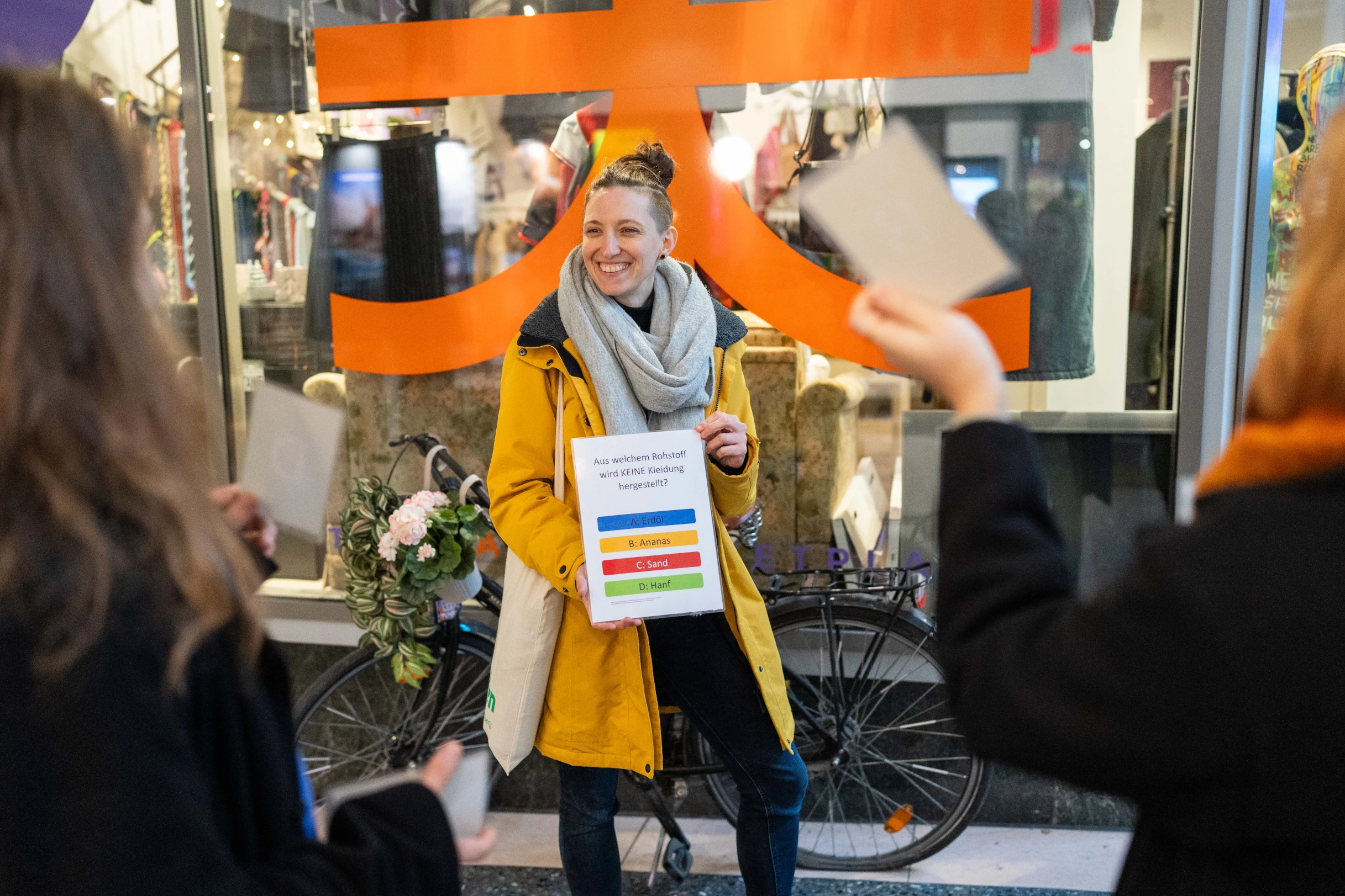 Eine junge Frau zeigt während einer Stadttour ein Papier.