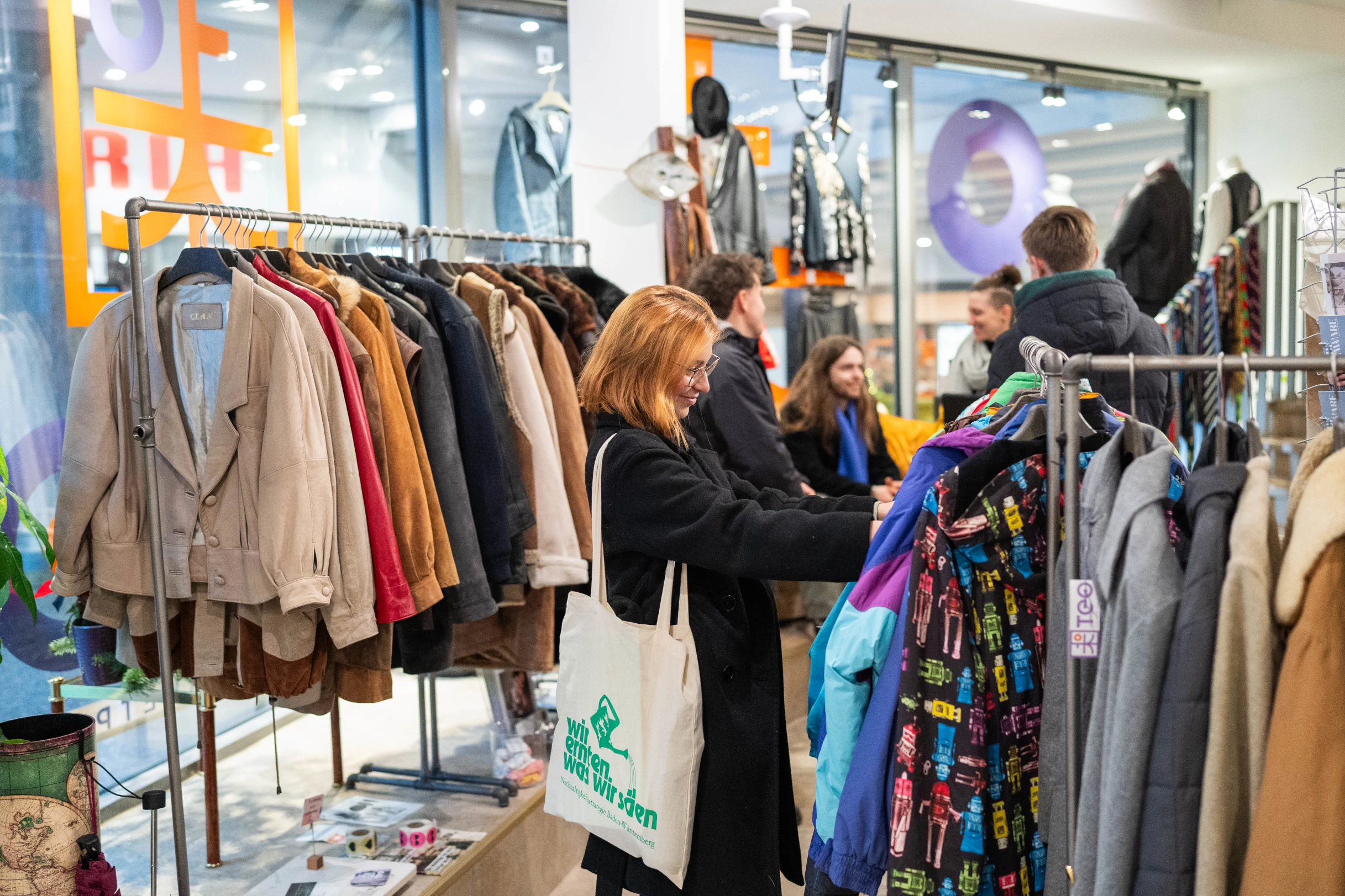 Eine junge Frau beim Shoppen
