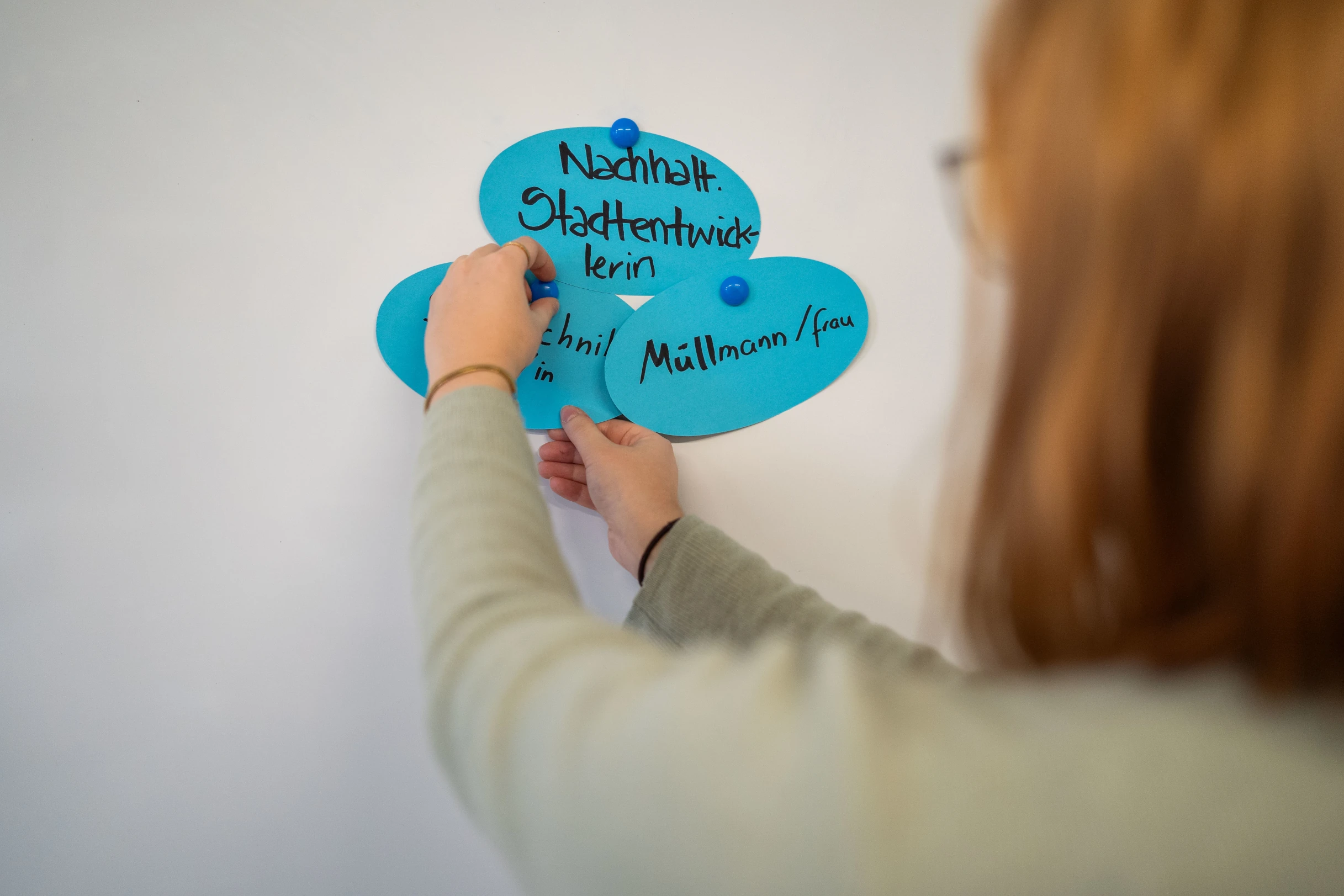 Eine junge Frau brainstormt nachhaltige Berufe.