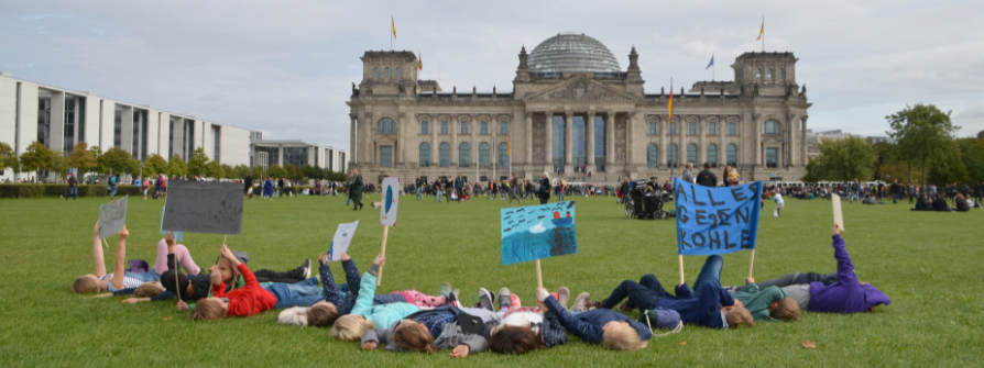 Fridays for Future vor dem Reichstagsgebäude in Berlin