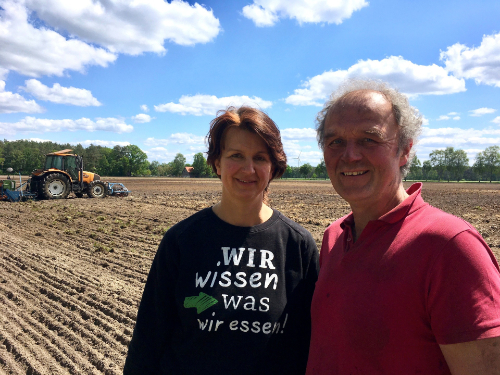 "plan b: Schlaue Bauern - Neue Ideen für die Äcker": Die Landwirte Stefanie und Ludger Strotdrees stehen auf einem Acker.