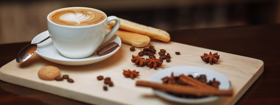 Kaffeetasse und Kaffeebohnen