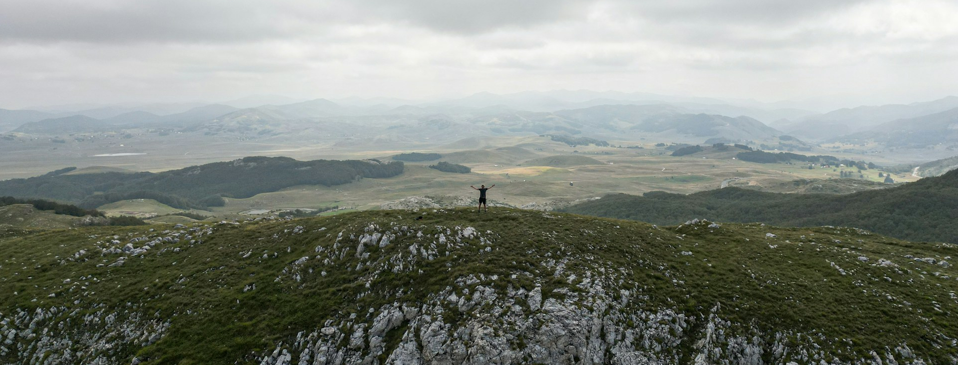 Blick zum Horizont von einem Berg