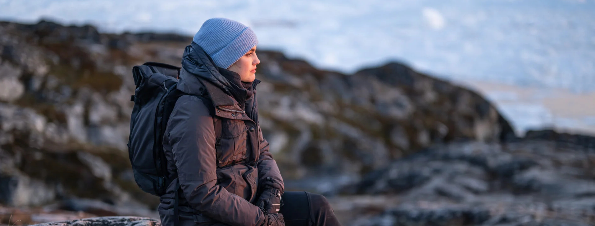 Louisa Schneider auf einem Berg blickt in die Weite