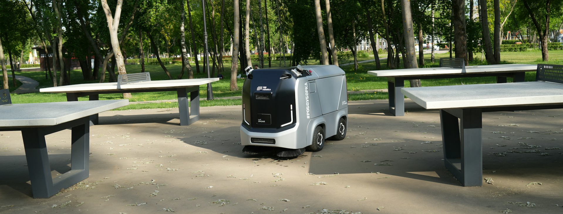 Autonomes Fahrzeug fährt zwischen Tischtennisplatten