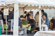Besucher der Erntedankaktion schnippeln mit
