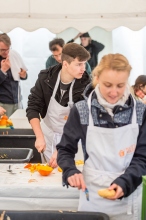 Jugendliche beim Gemüse Schneiden