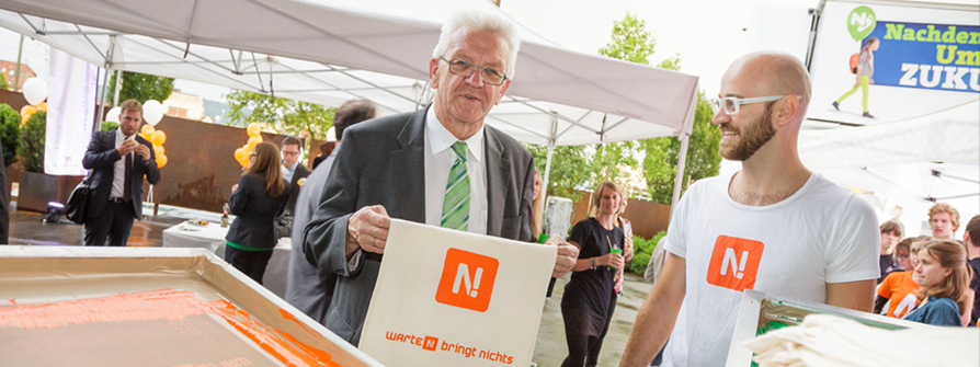 Minister Kretschmann bedruckt Tasche per Siebdruckverfahren