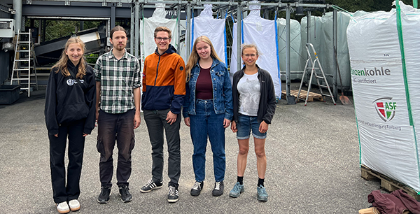 Jugendrat für Klima und Nachhaltigkeit besichtigen Pyrolyseanlage in Freiburg